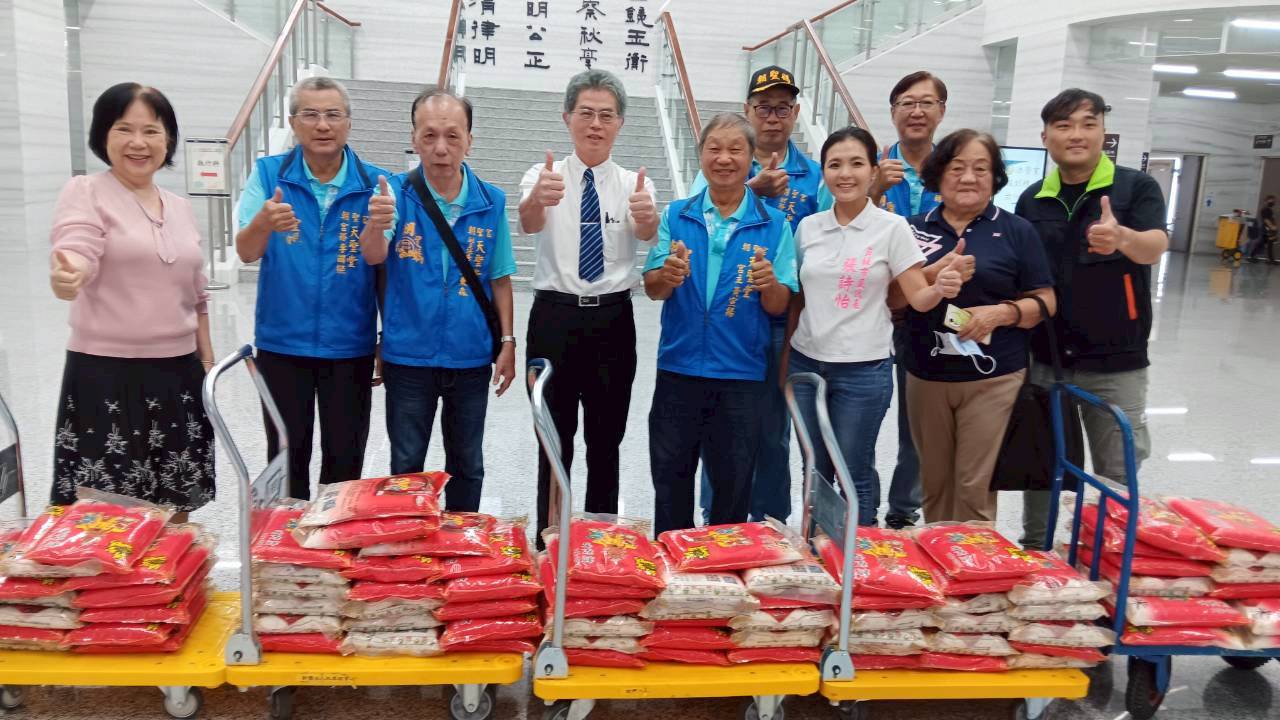 朝聖宮委員及民代張詩怡委員捐贈平安米予衡文宮及彰化更生人保護協會