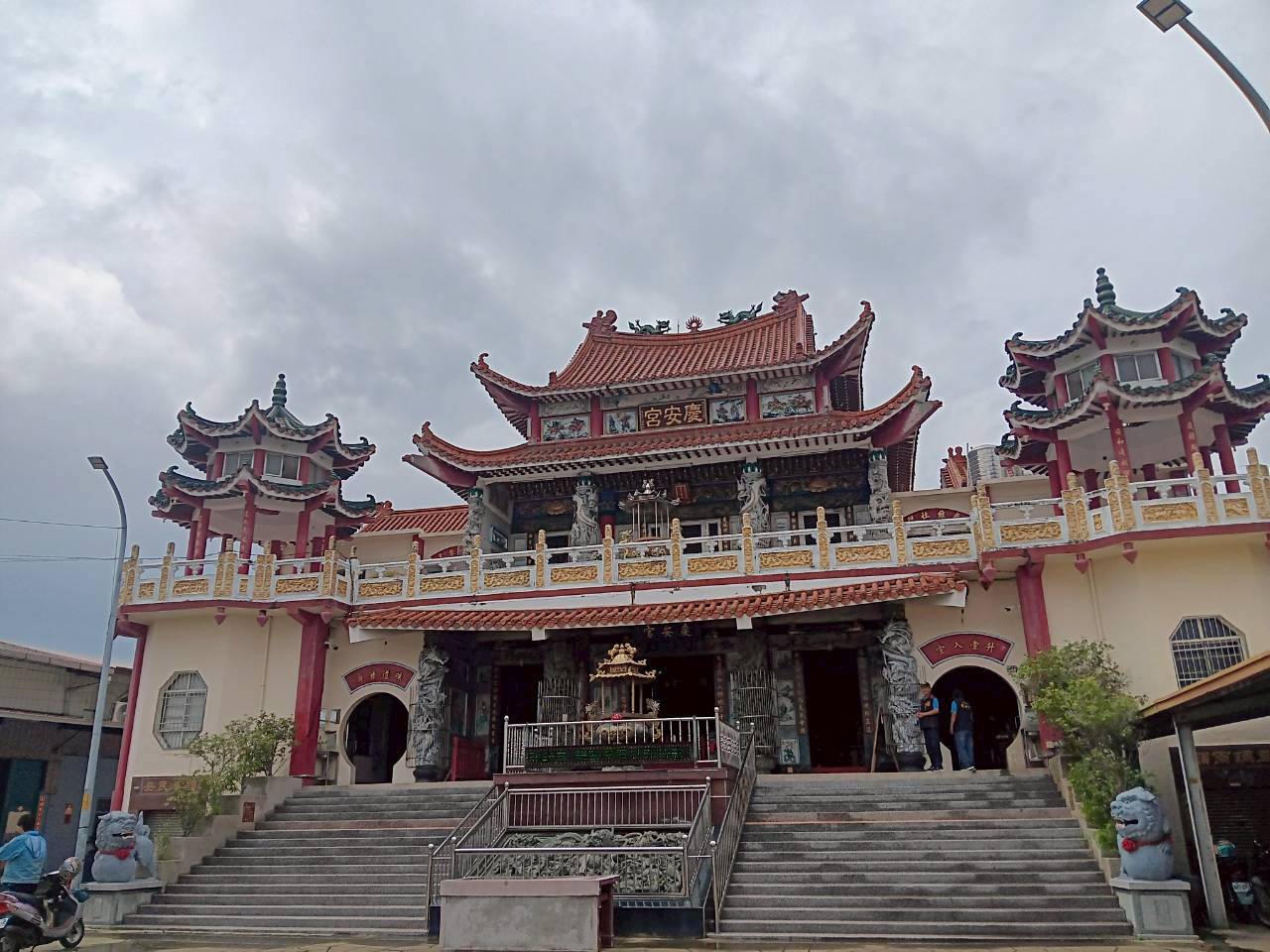 主委帶領參訪兩間友宮，地藏庵， 慶安宮兩間友宮友誼長存香火鼎盛